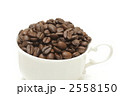 コーヒーカップとコーヒー豆