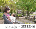 赤ちゃんを抱くお母さん