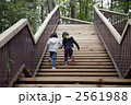階段を上る子供たち