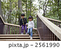 階段を降りる子供たち