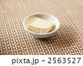 小皿に盛ったバター