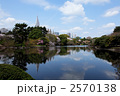 桜咲く新宿御苑の中の池より副都心の高層ビル方面を臨む