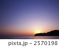 2570198