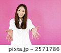 手を広げる女性