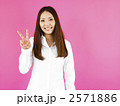 ピースサインの女性