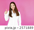 親指を立てる女性