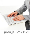 PCに入ロクする女性(ボディーパーツ)