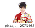 招き猫と振り袖姿の女性