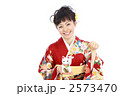 招き猫と振り袖姿の女性
