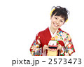 招き猫と振り袖姿の女性