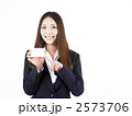 名刺を見せる女性