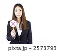 バツをだす女性