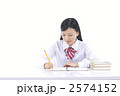 勉強する女子高生