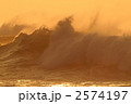 大波　波しぶき　荒波　波頭　台風　低気圧　オレンジ色