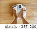 体重計にのる女性