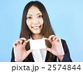 名刺を見せる女性