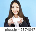 名刺を渡す女性