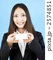 名刺を渡す女性