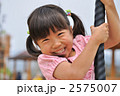 ターザンロープで遊ぶ女の子