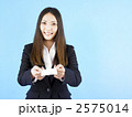 名刺を渡す女性