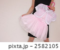 子供用ドレスを持つ女性