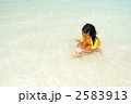海で遊ぶ子ども（与論島）