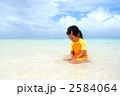 海で遊ぶ子ども（与論島）