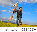 子どもと青空と鯉のぼり