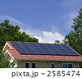 緑の中の太陽光発電の家