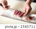 カツオのたたきを盛り付ける