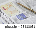 経済新聞とボールペン