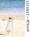 砂浜の上のボトル