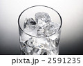 氷が入ったグラス