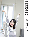 背伸びをする20代の女性
