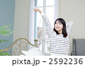 背伸びをする20代の女性
