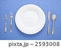 テーブルに並べた食器類