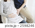 素材ナンバー 2598246 : 「窓辺で寄り添う若い夫婦」