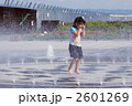 噴水で戯れる少女