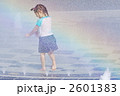 噴水で戯れる少女