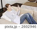 スマートフォンを持つ笑顔の女性 スマートフォンを持つ笑顔の女性