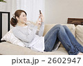 素材ナンバー 2602947 : 「スマートフォンを持つ笑顔の女性」