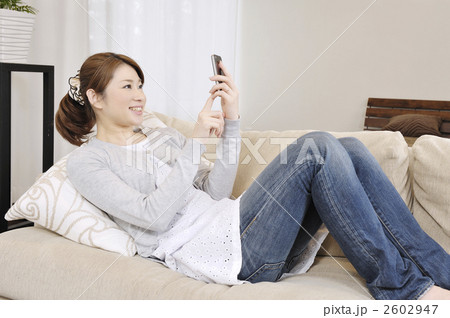 スマートフォンを持つ笑顔の女性 スマートフォンを持つ笑顔の女性