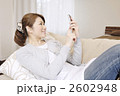 スマートフォンを持つ笑顔の女性 スマートフォンを持つ笑顔の女性