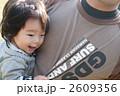 しがみつく