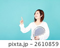 案内するウェイトレス