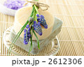 ハンドメイドの石鹸、ラベンダーのバスソルト、ムスカリの花