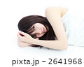 寝転がる若い女性