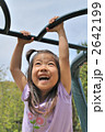 公園の遊具で遊ぶ女の子