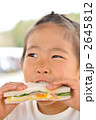 サンドイッチを食べる女の子