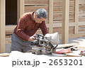 建築作業をする大工